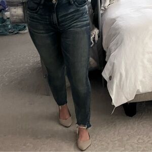 American Eagle Hi-Rise Jegging crop jeans. Distressed. Raw hem.